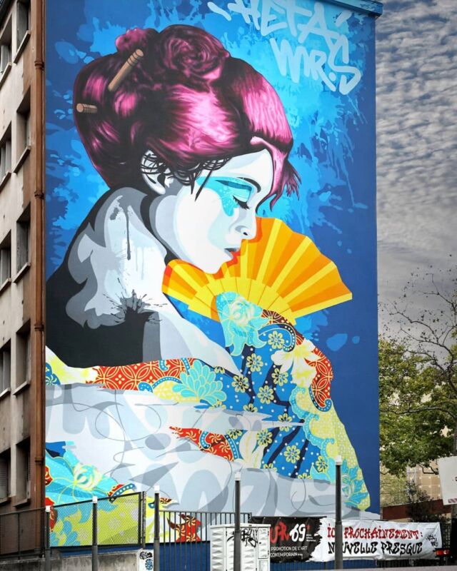 Ça y est la fresque est terminée, merci à toute l'équipe de @le_mur69 et aux partenaires du projet. 
Merci à @lyonhiphop pour le reportage photo. Merci à @hetaone d'avoir bossé pour 2 pendant que j'étais malade. Merci à la Croix-Rousse pour votre accueil de la fresque.
#mur69 #icf #graffiti #muralist #fresquemurale #peintureacrylique #spraypaint #croixrousse #kimono #soie #silkroad #graffitiporn