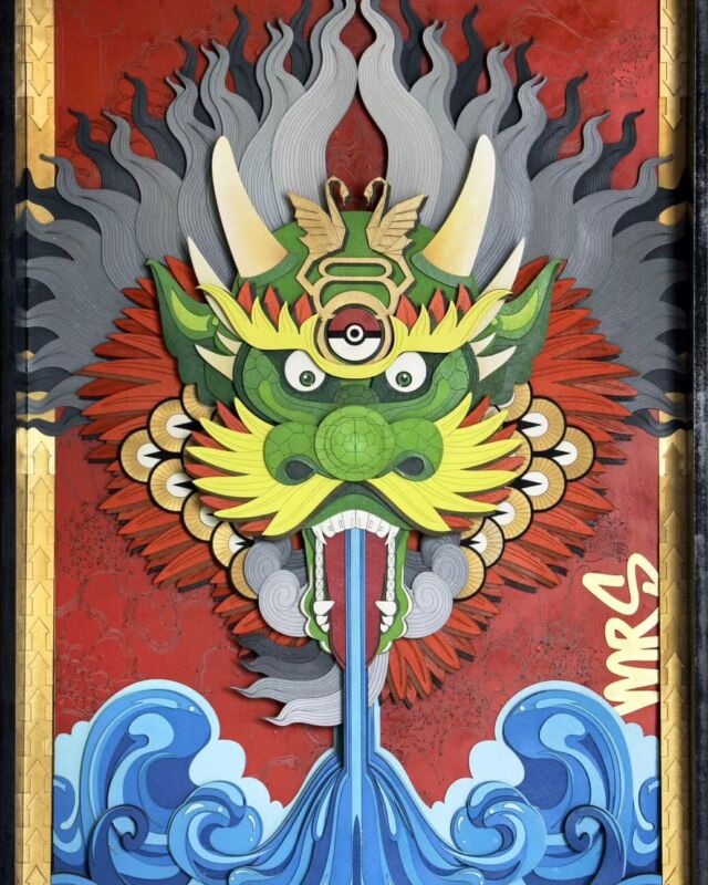 Happy New year 2024, aujourd'hui c'est le nouvel an chinois, j'en profite pour vous présenter cette nouvelle création.Tout est réalisé en  atelier:dessin, , découpe laser,peinture,assemblage, des semaines de taf. Attention à vous l'année du dragon commence! Et comme le disent les experts en astrologie chinoise :
Cette année le Dragon s'accompagne du bois comme ascendant. Combinés ensemble, ces deux éléments sont synonymes de croissance, de créativité et de renouveau. Ce qui veut dire que cette année sera marquée par de l'innovation et de la créativité.  Technique : œuvre en relief composée de superposition de couches de carton bois découpées au laser et peintes à l’aérosol.  Dimensions : 103.5 cm x 70cm  Pour les photos merci à mon fidel poto @lyonhiphop  #lasercut #lasercutting #neje #neje4max #nejee80 #art #pokemon #newyear #chinesenewyear #happynewyear2024  #dragon #pokeball #sculpture #contemporaryart