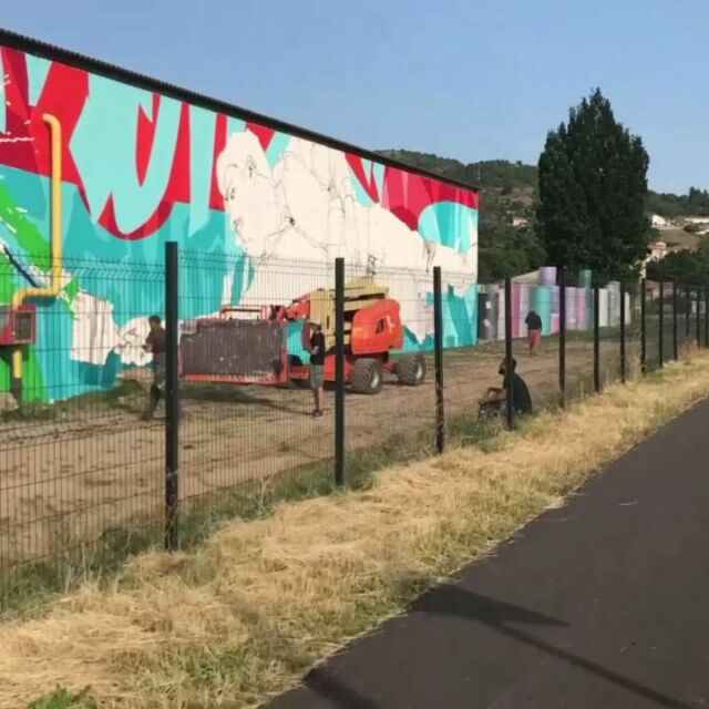 "Les passeurs de couleurs"
Fresque réalisée à l'usine Canson avec peintures Daler-Rowney.  artistes :
@monsieurs_s_art @hetaone @filipe_toner. @dagsonsilva  vidéo:
@Vincent Llinares
@cansonpaper @daler_rowney #canson #darlerrowney #mural #muraliste #muralistes #muralist #muralists #graffiti #graffitiartist #graffitiartists #graffitiporn #graffitiartistry #streetart #streetarteverywhere #streetartistry #streetartist #streetartglobe #streetartlovers #streetartofficial #streetartandgraffiti #streetartists #streetartiseverywhere #streetartworldwide #streetartfrance
