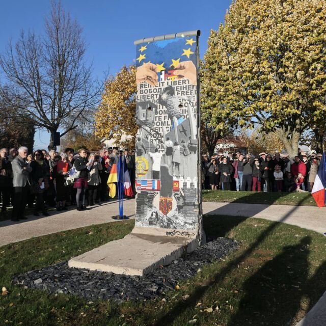 Fresque réalisée par @monsieur_s_art et @hetaone sur un morceau du mur de Berlin.
#tree #memorial #sky #spring #woodyplant #event #plant #monument #crowd #statue #berlinwallart #architecture #sculpture #graffitiporn #tourism  #streetartists #winter #city #trees #sun #colorful #flowers #ilovespring #springtime #instagood #color #beautiful #pretty #seasons #berlinwall