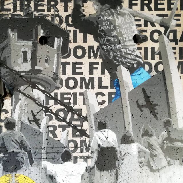 Fresque réalisée par @monsieur_s_art et @hetaone sur un morceau du mur de Berlin.
#tree #memorial #sky #spring #woodyplant #event #plant #monument #crowd #statue #leisure #architecture #sculpture #graffitiporn #tourism  #streetartists #winter #city #trees #sun #colorful #flowers #ilovespring #springtime #instagood #color #beautiful #pretty #seasons #berlinwall